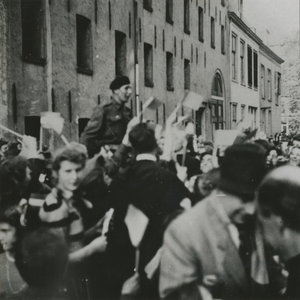 876800 Afbeelding van een grote groep juichende mensen voor het klooster Genazzano van de Zusters Augustinessen van ...
